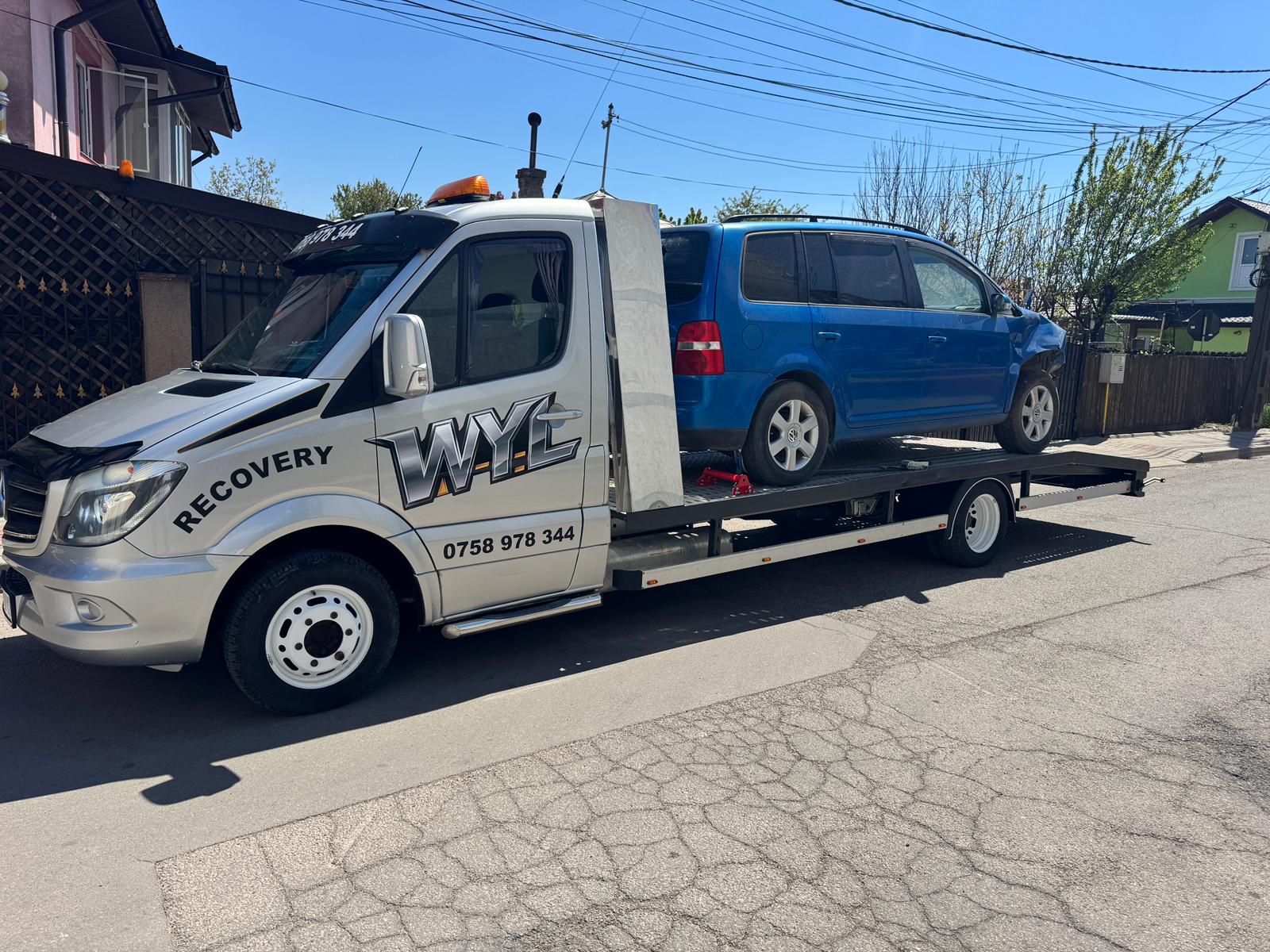 Platforma WYL Tractări Auto Botoșani transportând un SUV pe platformă